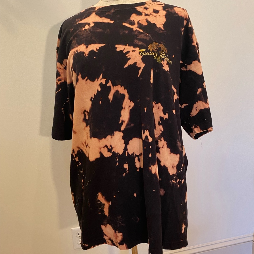 Tommy Bahama Mens T Shirt Black /Tan Tie Dye w Rumbo Graphics on Back Size L
